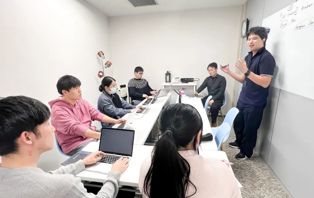 講師に質問しながら学ぶ受講生
